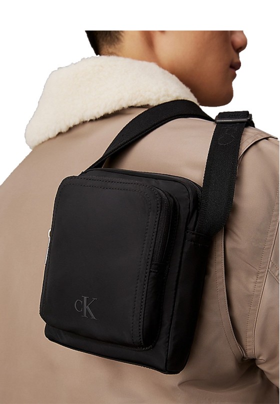 Bolso bandolera pequeña hombre CALVIN KLEIN k50k512567 negro